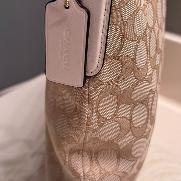 Coach Signature crossbody File Bag - New Without Tags - 13" x 10.5" - Picture 10 of 13